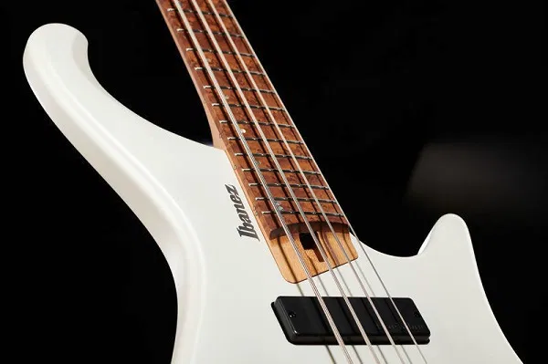 importance-epaisseur-cordes-basses-Ibanez