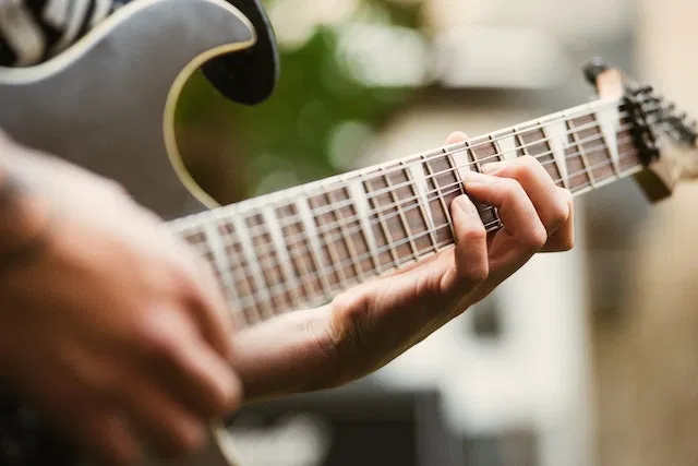 Jouer guitare electrique 3 4