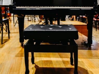 Classic Cantabile Banc De Piano Blanc Mat Avec Compartiment Rangement – Modèle S Élégant Et Stable