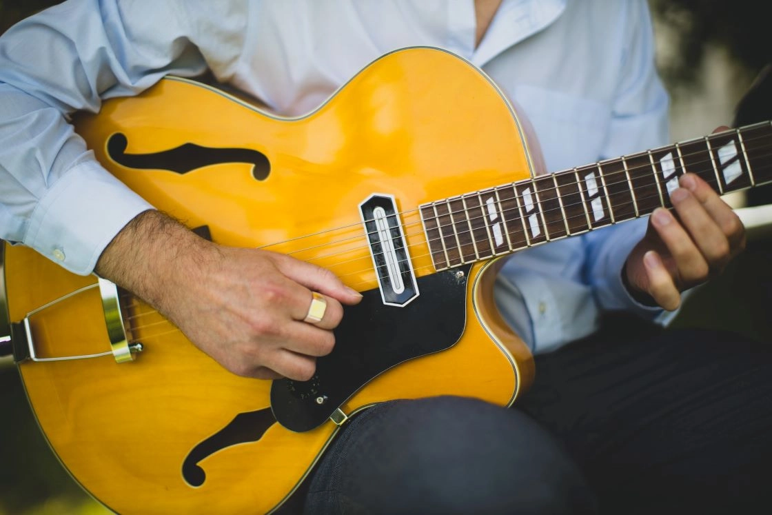 Les 9 Meilleures Guitares Electriques pour le Jazz