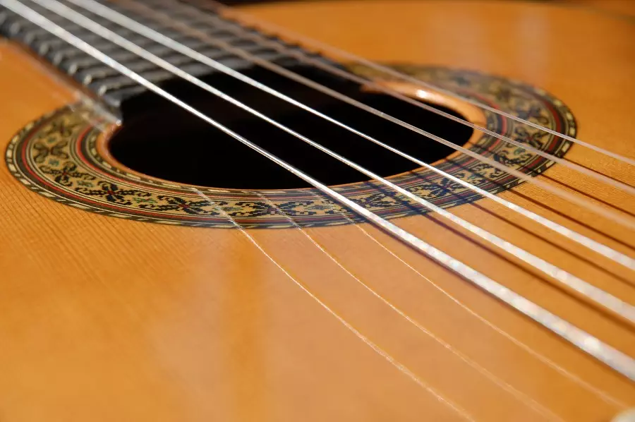 Guitare classique : une guitare à cordes nylon peut-elle être montée avec  des cordes acier ?