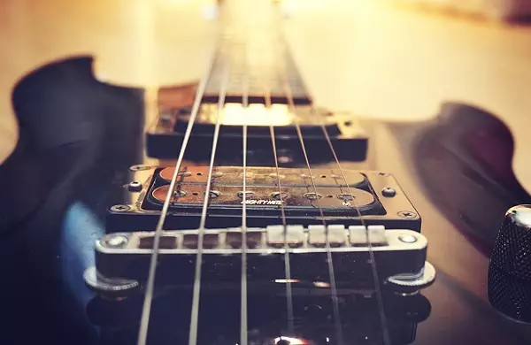 Les 9 Meilleures Cordes de Guitare Electrique (Sélection et Guide